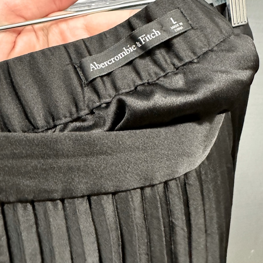 Midi Pleated Satin Black Skirt